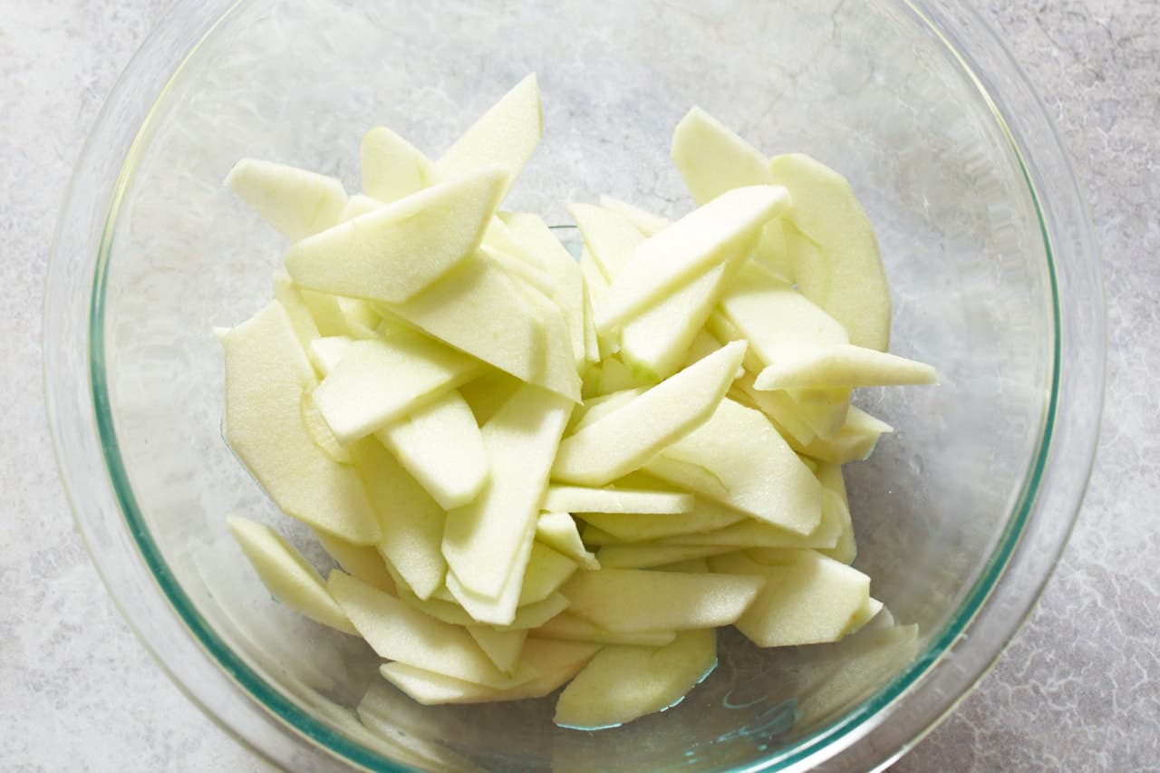 A bowl of thin apple slices.